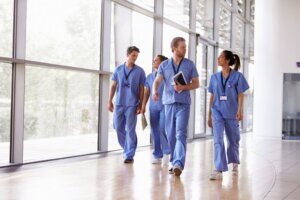 Riscos para a saúde do profissional de Enfermagem no ambiente hospitalar