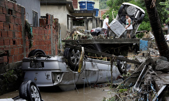 Carros e casas destruídos: saldo da enxurrada (Agência Brasil)