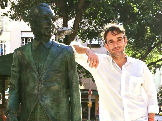 Sacha Rodrigues ao lado da estátua do avô Nelson, em Copacabana (Foto: Arquivo pessoal)