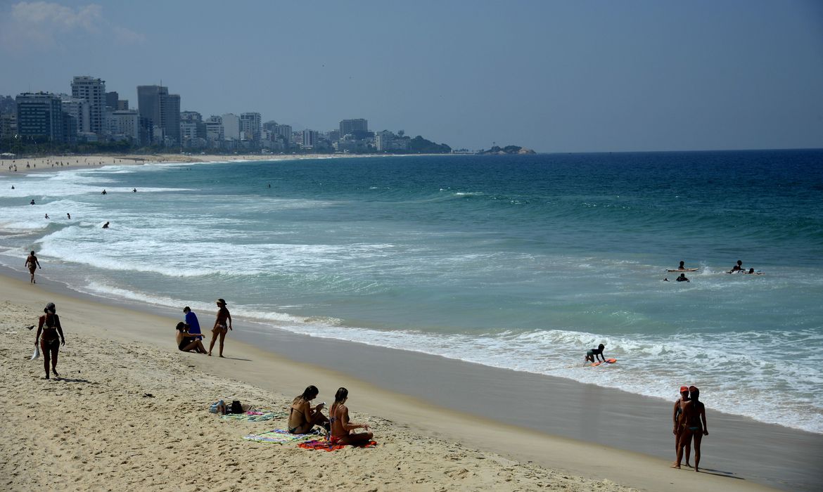 Prefeitura liberou praias na cidade em dias úteis. (Foto: Tânia Rêgo/Agência Brasil)