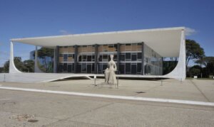 Opinião: O Julgamento-Teatro do STF: quando a toga esconde o autoritarismo