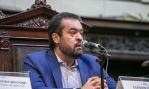 Cláudio Castro é alvo de busca e apreensão pela PF em operação que investiga fraudes da Refit