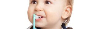 Saúde Bucal: Como deve ser higienizada a boca do bebê?