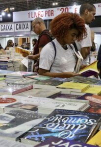 Deleite Linguístico: Que tal um rolê com a meninada em uma livraria antes da ida à praia?