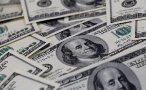 Dólar oscila, mas registra alta influenciada pelo cenário internacional e pela atenção voltada à meta fiscal