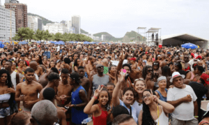 Festa e Evento em Foco: O Carnaval brasileiro é uma explosão de cores e ritmos, mas você sabe como começou a tradição dos blocos de rua?