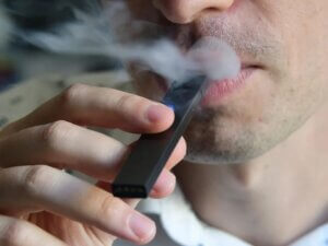 Projeto propõe sanções de prisão e multa para a venda de cigarros eletrônicos a menores de 18 anos