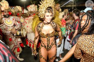 Paolla Oliveira desfila com look inusitado na Sapucaí como rainha de bateria da Grande Rio