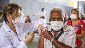 Rio vacina grupos prioritários contra a gripe nesta etapa inicial da campanha