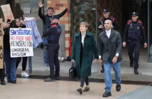 Daniel Alves deixa prisão na Espanha, após pagar fiança de R$ 5,4 milhões