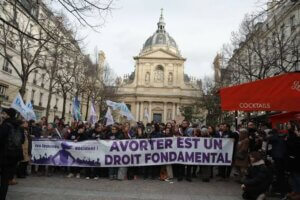França se torna primeiro país do mundo a incluir o direito ao aborto na Constituição