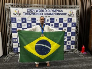 Professor da Vila Olímpica do Mato Alto conquista a prata no mundial de taekwondo na Coreia do Sul