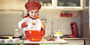 Cozinhando memórias: nutricionista ensina como envolver as crianças na cozinha durante as férias escolares