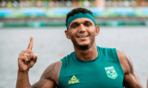 Isaquias Queiroz avança direto à semifinal da canoa individual