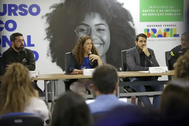 Brasília (DF), 18.08.2024 - Ministra da Gestão e da Inovação em Serviços Públicos, Ester Dweck, durante entrevista coletiva sobre o balanço do Concurso Público Nacional Unificado – CPNU.  Foto: Bruno Peres/Agência Brasil