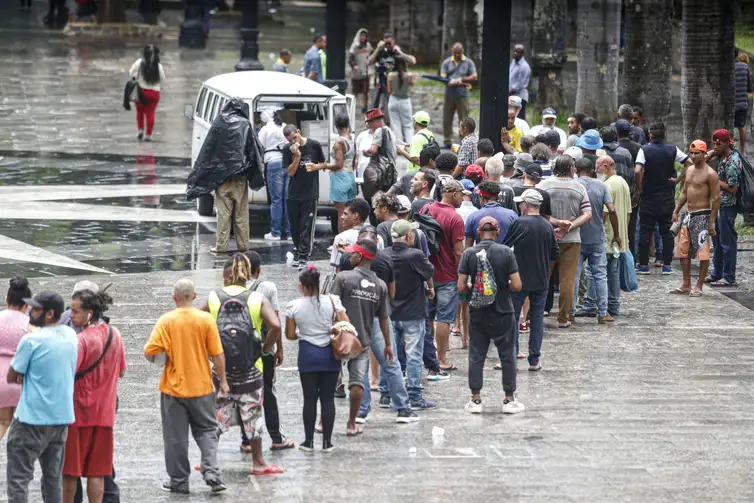 São Paulo (SP) 21/02/2024 - Estudo da UFMG mostra aumento do número de moradores de rua na capital. Moradores de rua recebem comida na Sé em SP.
Foto: Paulo Pinto/Agência Brasil