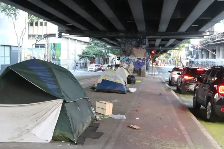 São Paulo (SP), 10/04/2023 - Barracas de pessoas em situação de vulnerabilidade social na rua Amaral Gurgel, embaixo do Elevado Presidente João Goulart, conhecido como Minhocão. Foto: Rovena Rosa/Agência Brasil