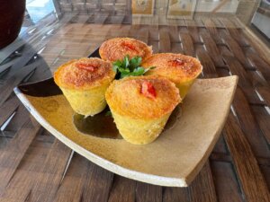 Comer Bem: Tortinha de cuscuz com queijo e tomate seco