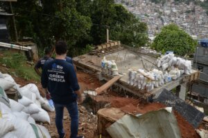 Seop realiza demolição de prédio de três andares na Rocinha avaliado em R$ 2 milhões