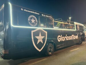 Futebol e Samba: Botafogo Samba Clube brilha na Sapucaí com parceria com a Rio Samba Bus e marca presença com os ônibus “Glorioso Móvel” e “Fogão Móvel”