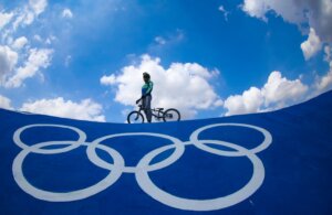 Atletas olímpicas dos Estados Unidos e do Brasil treinam na pista de BMX do Parque Radical de Deodoro