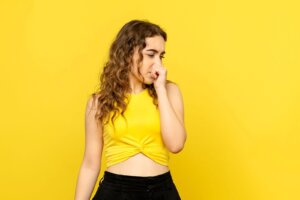 Chulé, cecê, entre outros cheiros: saiba por que temos tantos odores peculiares no corpo