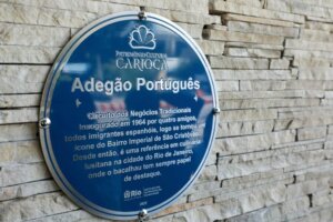 Restaurante Adegão Português, em São Cristóvão, ganha placa de Patrimônio Cultural Carioca