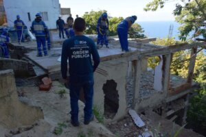 Seop demole duas construções irregulares com vista para o mar na comunidade do Vidigal
