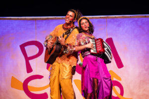 Espetáculo “PRONCOVÔ”, com Laura de Castro e Zé Motta, segue em temporada no Teatro Gláucio Gill até 30/05