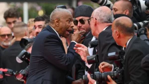 Denzel Washington se irrita com fotógrafo no tapete vermelho de Cannes e episódio repercute nas redes