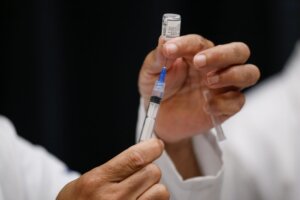 Vacinação contra a covid-19 começa para o primeiro grupo