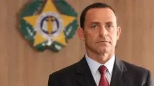 Ex-chefe da Polícia Civil do RJ, Allan Turnowski, se entrega após ordem do STF e enfrenta acusações de corrupção e ligação com o jogo do bicho