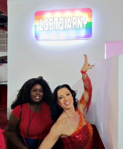 Musa da União da Ilha, Tatiana Breia curte tarde de samba na quadra da Unidos de Padre Miguel 