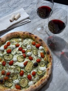 Do Bacalhau à Brás à Pizza Capra e Zucchini: restaurantes têm cardápios exclusivos para o Dia dos Namorados com vista para o Pão de Açúcar