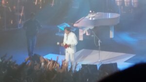 Roberto Carlos emociona em show no Qualistage com clássicos e novidades da turnê “Eu Ofereço Flores”