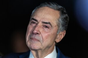 Barroso pede sessão extraordinária no STF para retomar julgamento sobre descriminalização do aborto