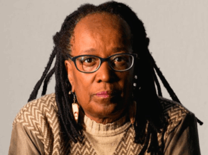 Sueli Carneiro: referência do feminismo negro e da luta antirracista no Brasil