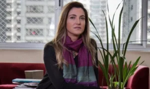 Patrícia Campos Mello: a jornalista que enfrentou a desinformação e defendeu a democracia