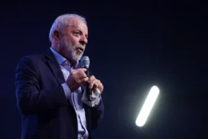 Lula pede investigação com legistas da PF sobre operação que deixou 121 mortos no Rio