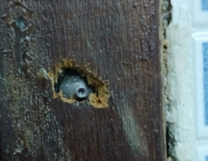 Câmera secreta em banheiro de escola em Bangu causa revolta de pais