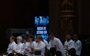 Autoridades participam da missa de sétimo dia dos policiais mortos em megaoperação no Rio