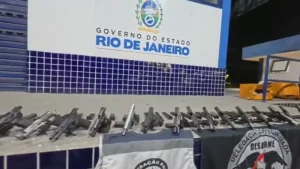 Polícia intercepta arsenal do Comando Vermelho em operação contra o tráfico no Rio