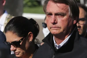 Defesa solicita internação de Bolsonaro na véspera de natal e cirurgia no dia 25