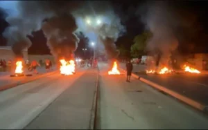Protesto por falta de água e luz interrompe circulação do BRT na Zona Oeste