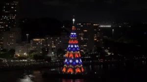 Árvore de Natal flutuante ilumina a Enseada de Botafogo e inaugura nova tradição carioca