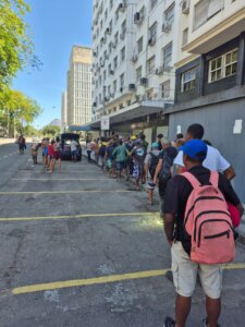 Solidariedade em Movimento: Instituto Corrente Humanitária distribui 225 quentinhas no Centro do Rio