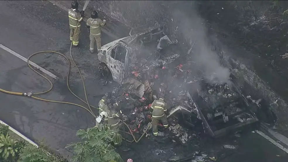 caminhao-pega-fogo-na-br-040-e-pedagio-e-fechado-em-xerem Foto: Reprodução