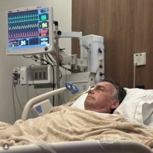 Carlos Bolsonaro publica foto do pai internado e afirma que médicos avaliam próximos passos do tratamento