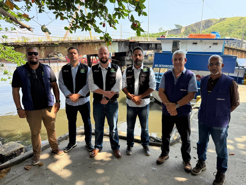 handler (5) O presidente Miguel Fernández e fiscais do CREA-RJ com a ponte da Ilha da Conceição ao fundo - crédito: Rodrigo Motta/CREA-RJ