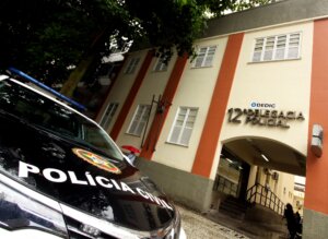 Polícia Civil prende mulher tentando furtar mercadorias em supermercado na Zona Sul